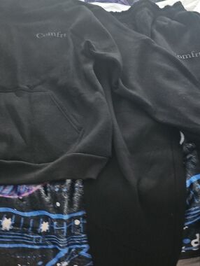 Unisex Comfrt Black Pullover Hoodie & Sweats Set with Comfrt Logo